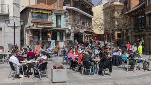 Una terraza llena de gente en el periodo estival.