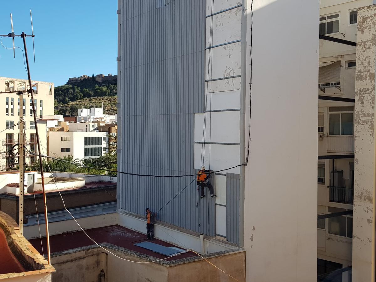 Un operario, en pleno trabajo.