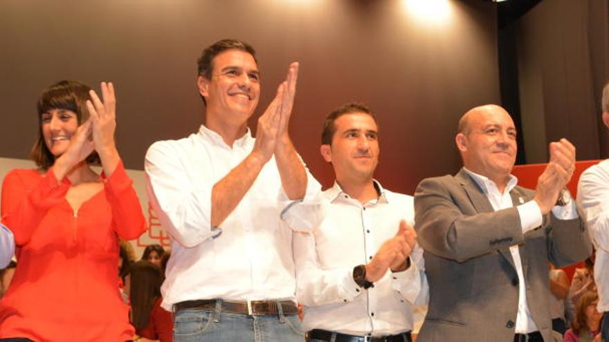 Pedro Sánchez aplaude en Cieza en un acto en el que estuvo arropado por Tovar y por González Veracruz.