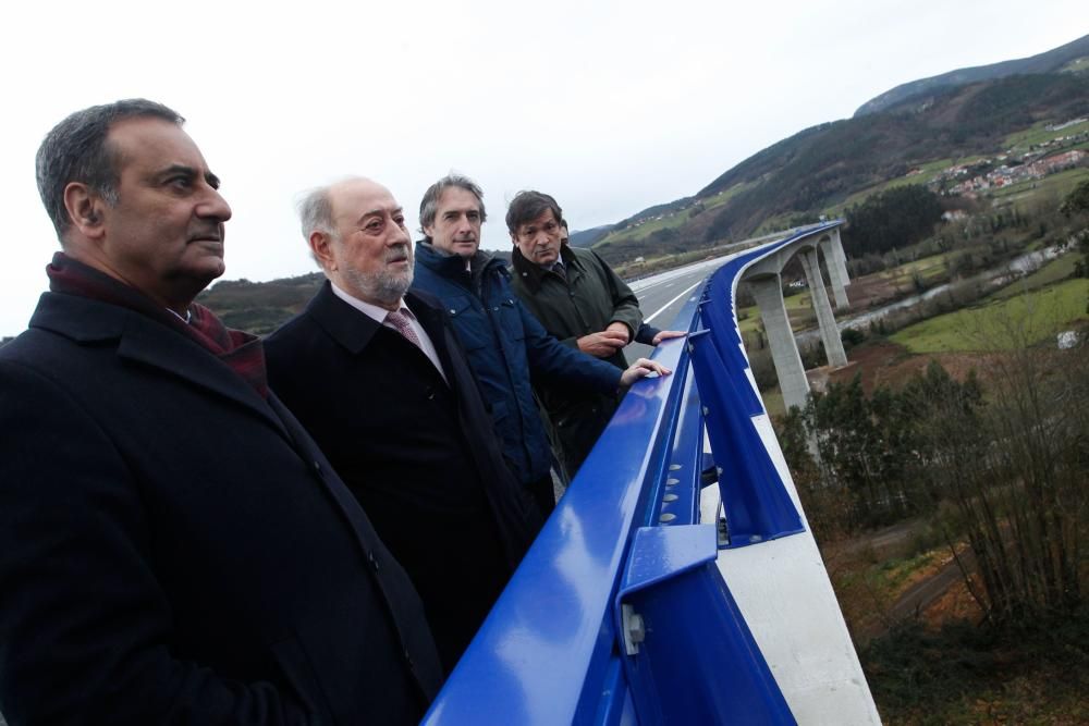 De la Serna y Javier Fernández acuden a la apertura del tramo de autovía A-63 entre La Doriga y Cornellana