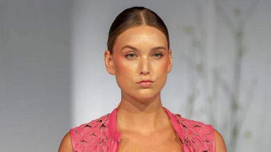 Una de las modelos, durante el desfile.