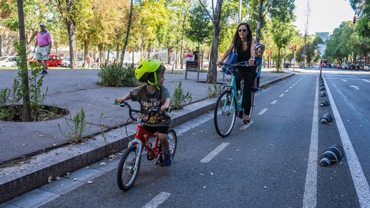 Una familia se mueve en bici por Barcelona