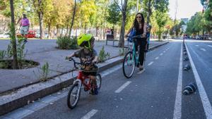 Una familia se mueve en bici por Barcelona