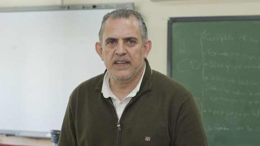 Emilio Veiga en un aula del CEIP San Francisco Javier.