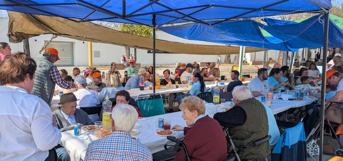 Numerosos palmeños disfrutaron de las migas con naranja que se prepararon durante la mañana. | J. MUÑOZ