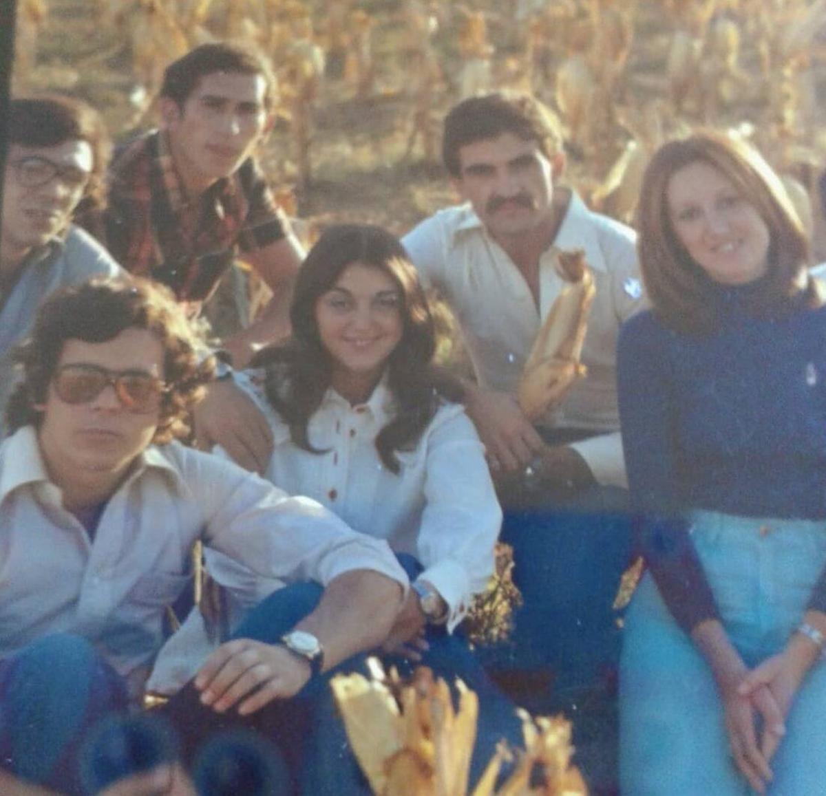 Lola Bon (dcha) con miembros de Jarcha.  | Cedida