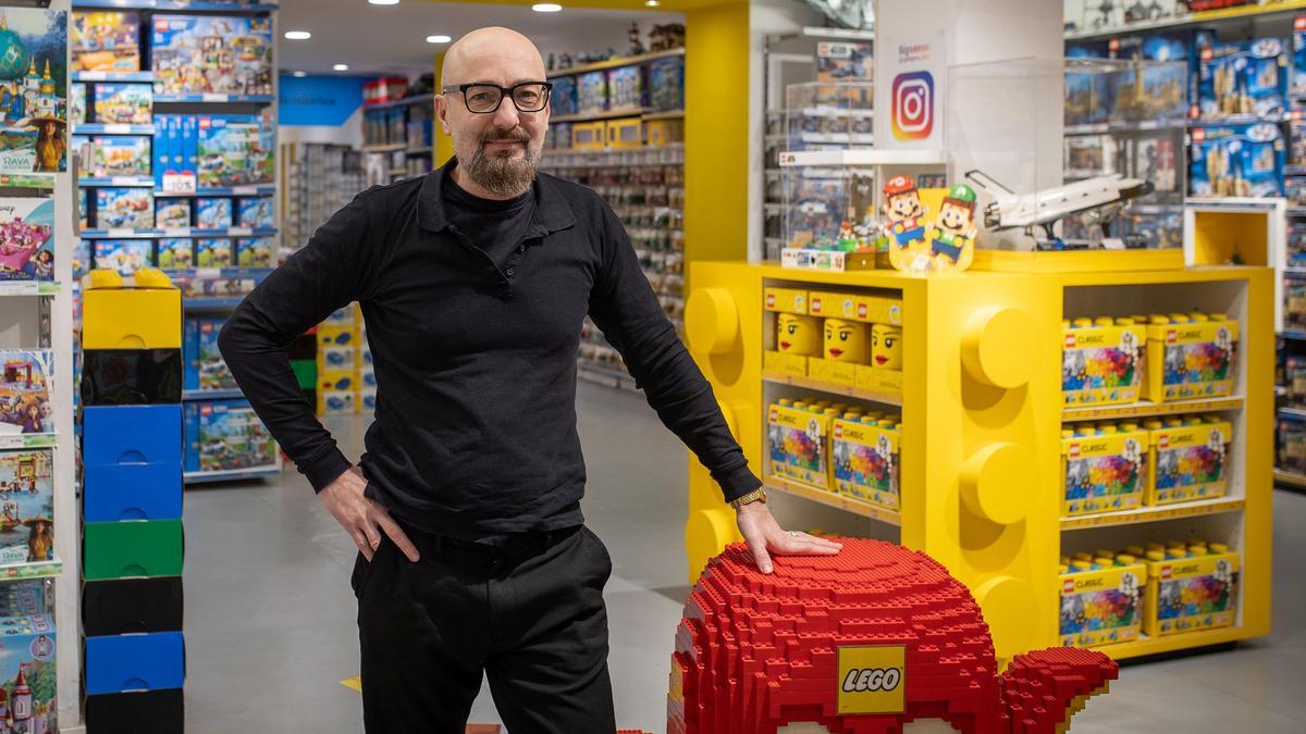 Carlos Valencia, propietario de Galegory, establecimiento especializado en Lego.