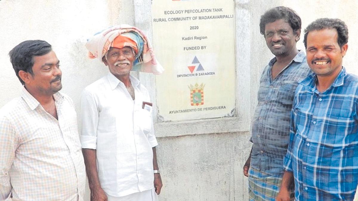 Una placa en Anantapur, en la India, acredita el apoyo económico de Perdiguera y la DPZ.