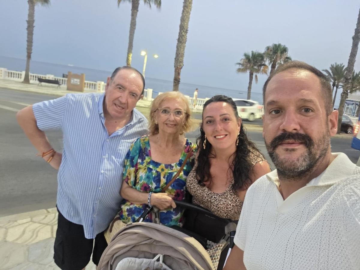 La portavoz de Vox en el Ayuntamiento, Marta León, junto a su familia en Benalmádena, su destino vacacional desde niña.