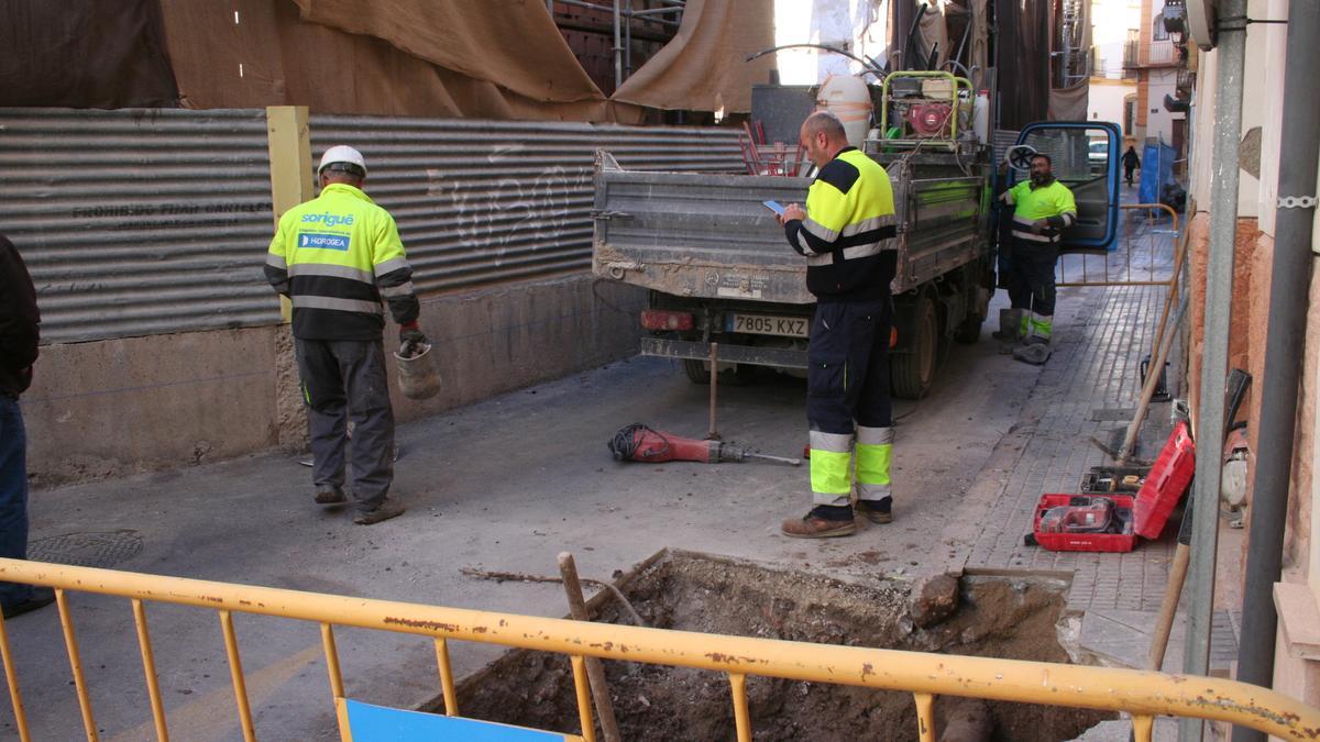 Operarios de Aguas de Lorca reparando la avería, este martes.