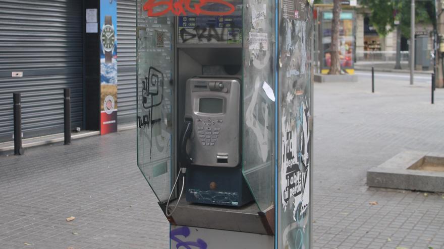 Una cabina telefònica a la plaça de Sants de Barcelona