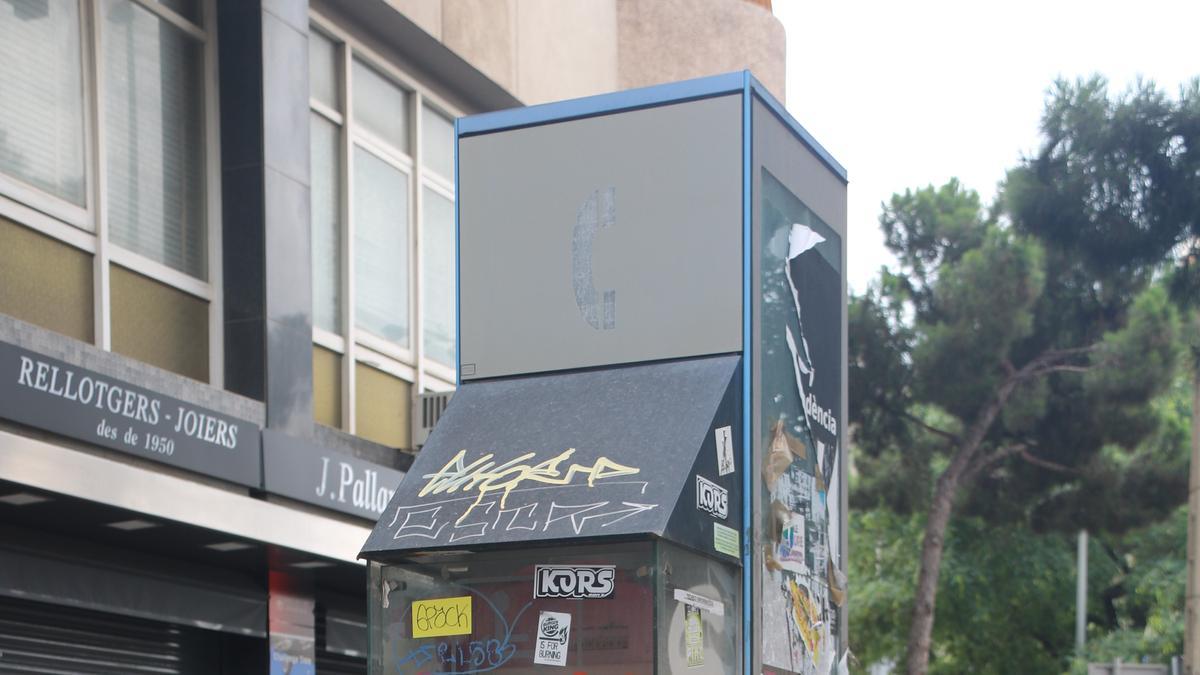 Una cabina telefònica a la plaça de Sants de Barcelona