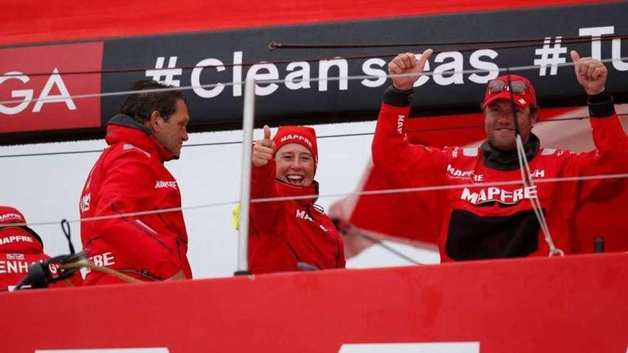 Támara Echegoyen, entre Joan Vila y Ñeti Cuervas, celebra el segundo puesto de ayer en la costera de Newport. // María Muíña