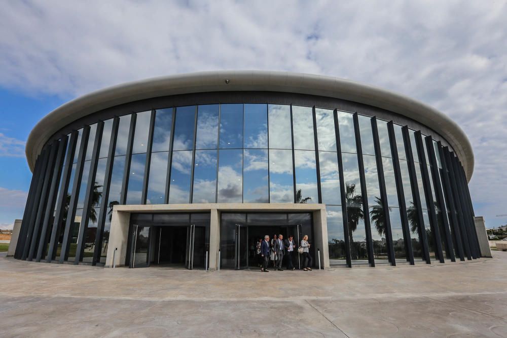 Visita de Puig al Auditorio Internacional de Torrevieja que estrena programación permanente tras seis años infrautilizado