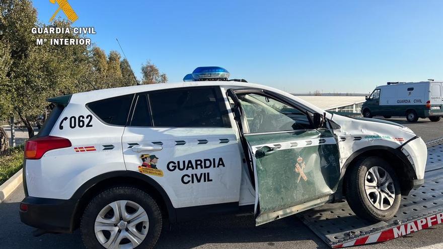 Una imagen del vehículo de la Guardia Civil que fue embestido.