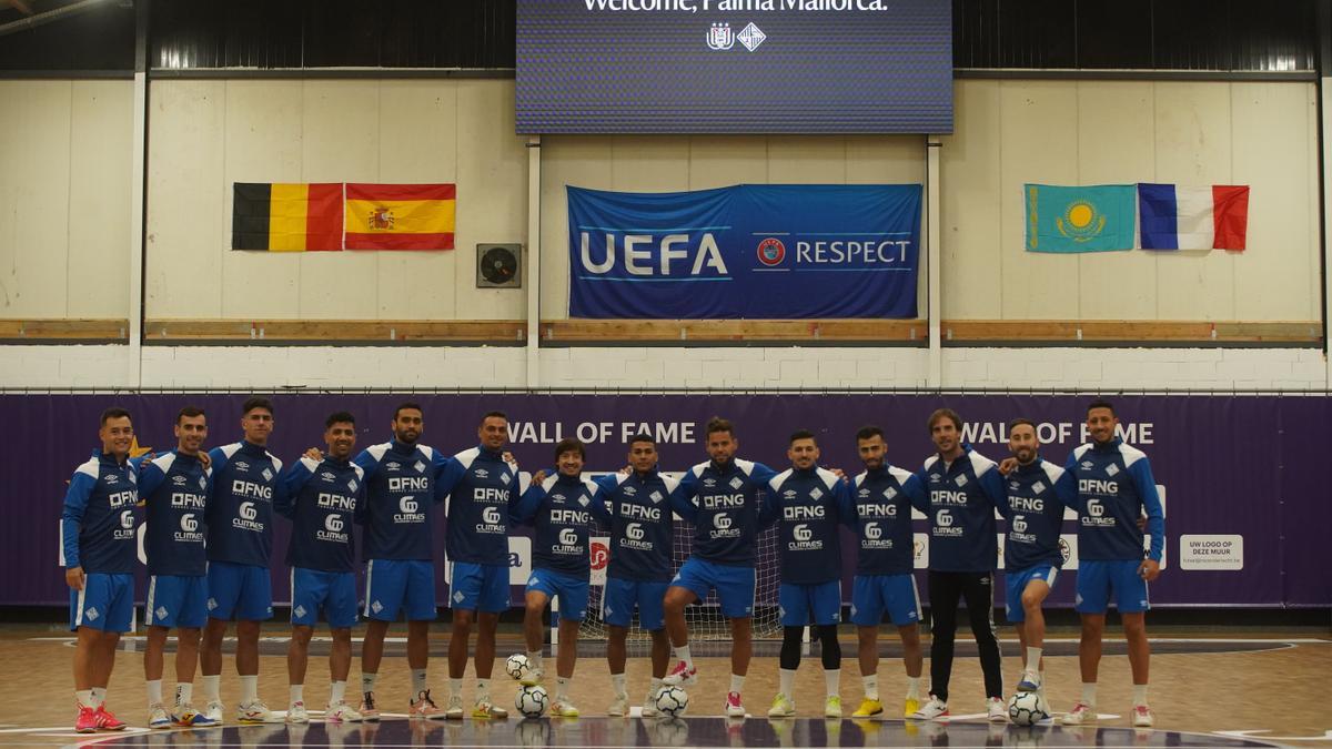 La plantilla del Mallorca Palma Futsal posa en el pabellón donde disputará sus partidos en Bruselas.