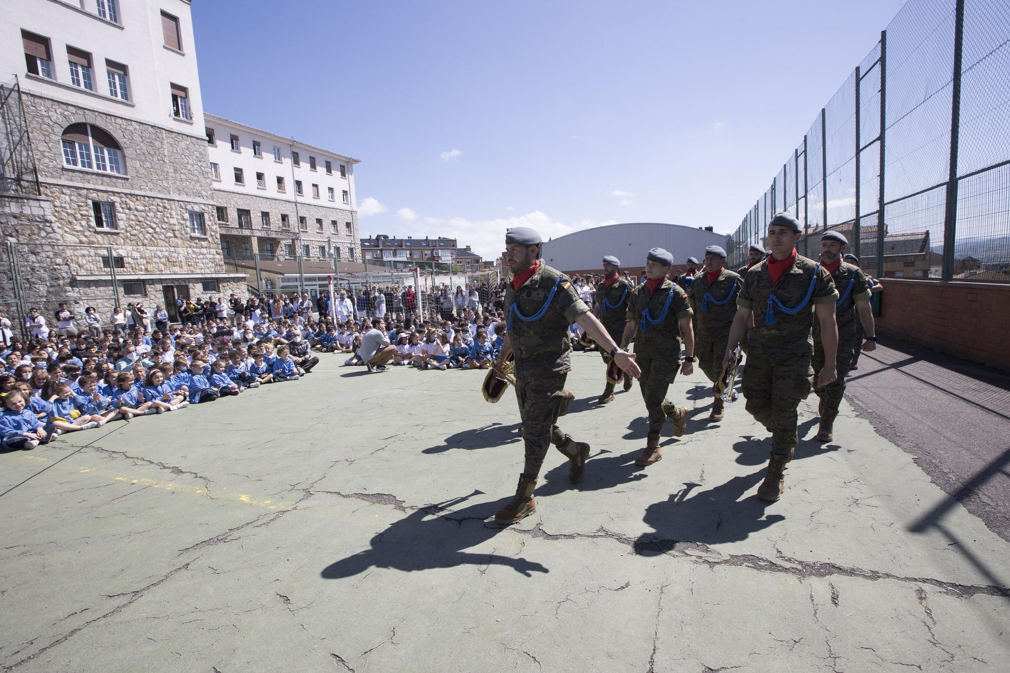 Izado de bandera en el colegio Santa María del Naranco