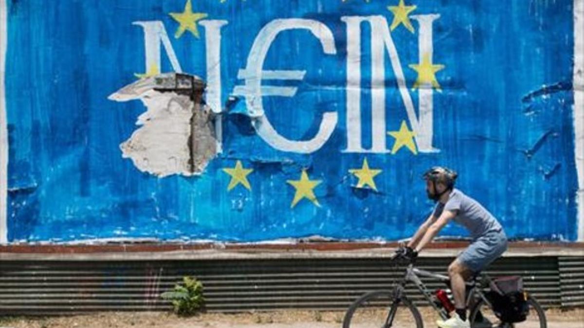 Votando 8 A la izquierda, un niño sostiene el voto de su madre; a la derecha, un ciclista pasa ante un cartel en alemán de Atenas que dice 'no' pero que suena parecido al 'sí' en griego.