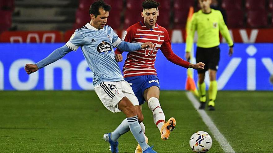 Solari intenta arrebatar el balón a un jugador del Granada. |  // LOF