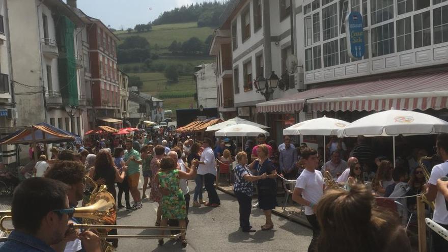 Navelgas celebra el domingo el Día de los Pueblos de Asturias