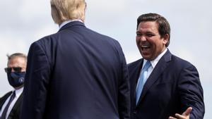 El expresidente Donald Trump saluda al gobernador de Florida, Ron DeSantis, a su llegada a Fort Myers para un acto de campaña en octubre de 2020.