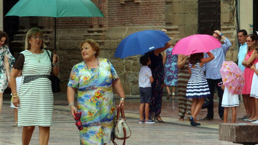 Una leve lluvia intermitente ha sorprendido a malagueños y visitantes en Málaga.