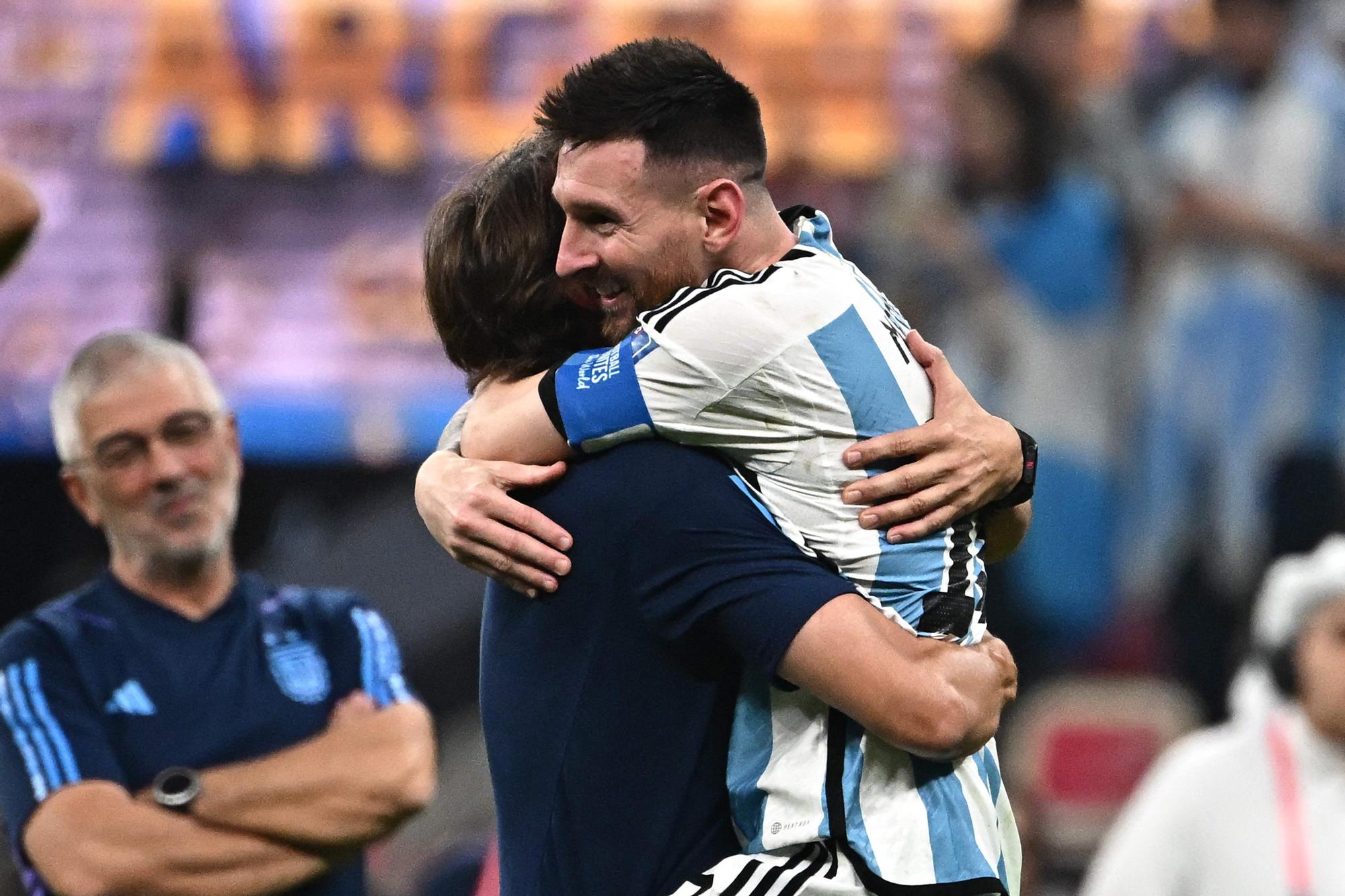 Lionel Scaloni y Lionel Messi, técnico y estrella de Argentina, se abrazan tras la conquista / REUTERS