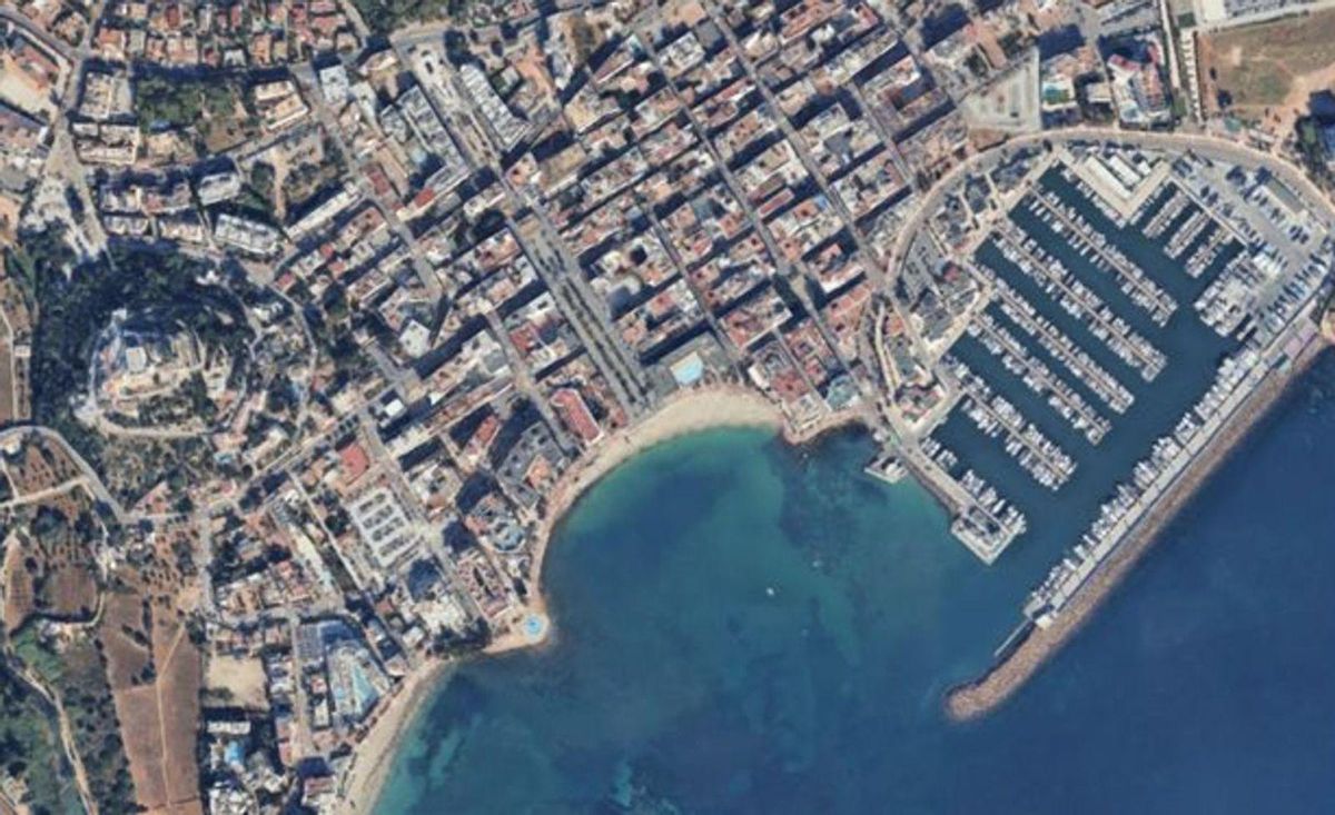 El puerto deportivo de Santa Eulària proyecta un campo de boyas de 15 amarres