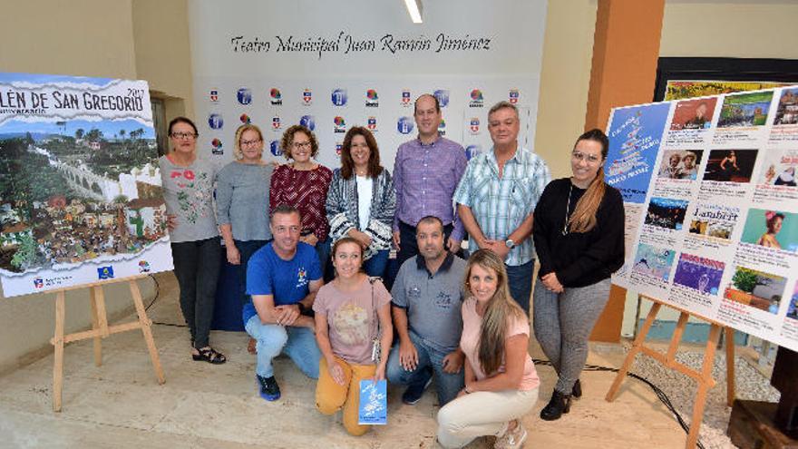 Autoridades municipales y otros colectivos, ayer en el Teatro Municipal.