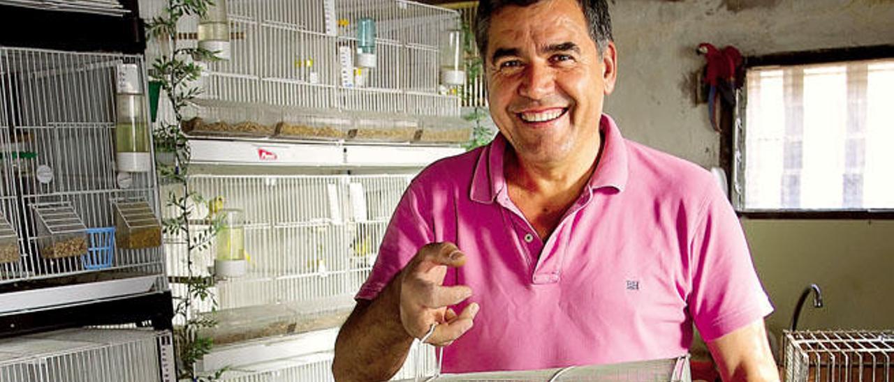 Carlos Rodríguez González con sus pájaros en La Matilla.