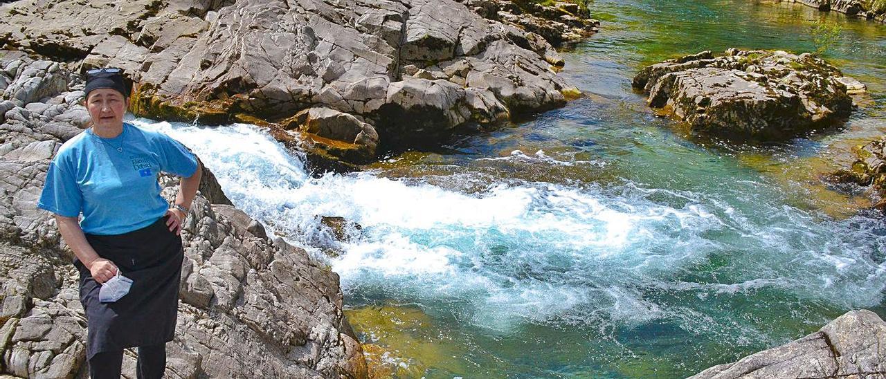 Pilar Laria, delante del lugar exacto donde el Dobra vierte sus aguas al río Sella.