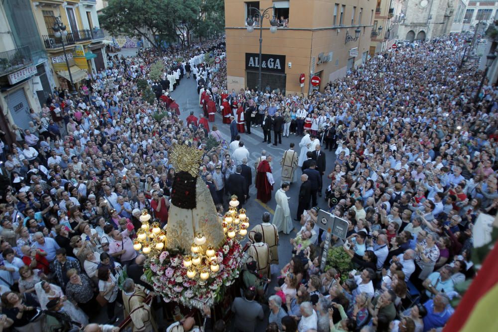 Una multitud escolta los pasos de Virgen de los Desamparados por el centro de la ciudad. La Solemne Procesión General es uno de los actos con mas afluencia de publico de de la festividad en honor de la Patrona de la Comunidad.