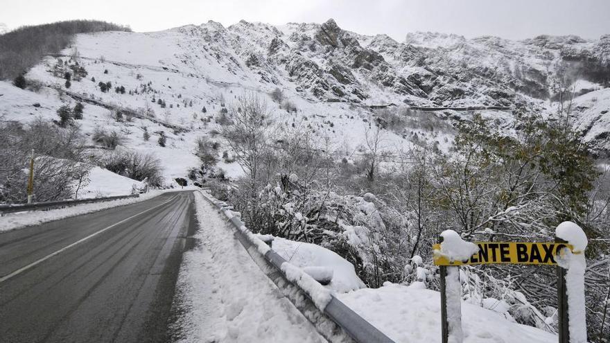 La carretera del puerto de San Isidro nevada