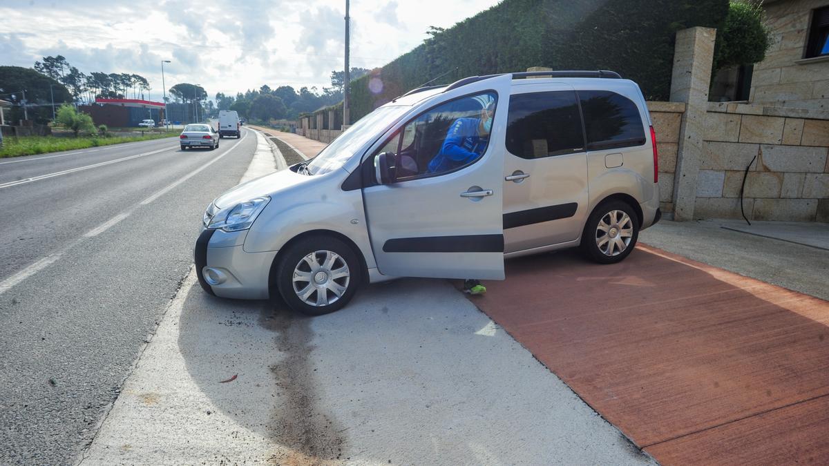 Una de las viviendas afectadas por los malos accesos que ha dejado la obra del carril-bici en la PO-307.