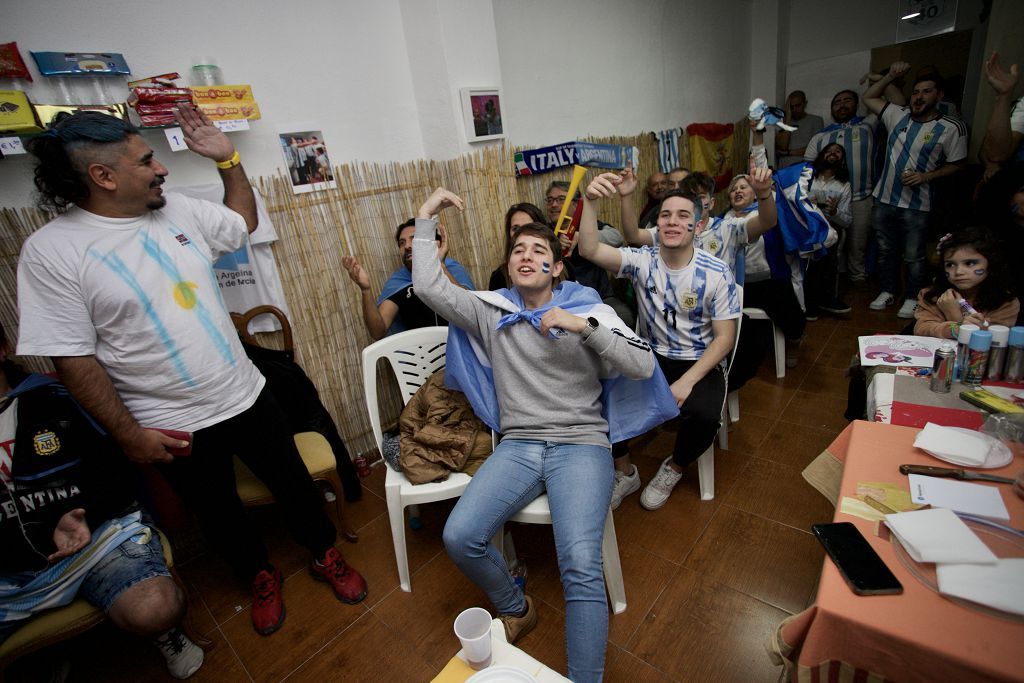 Aficionados argentinos en Murcia: partido, penaltis y celebración