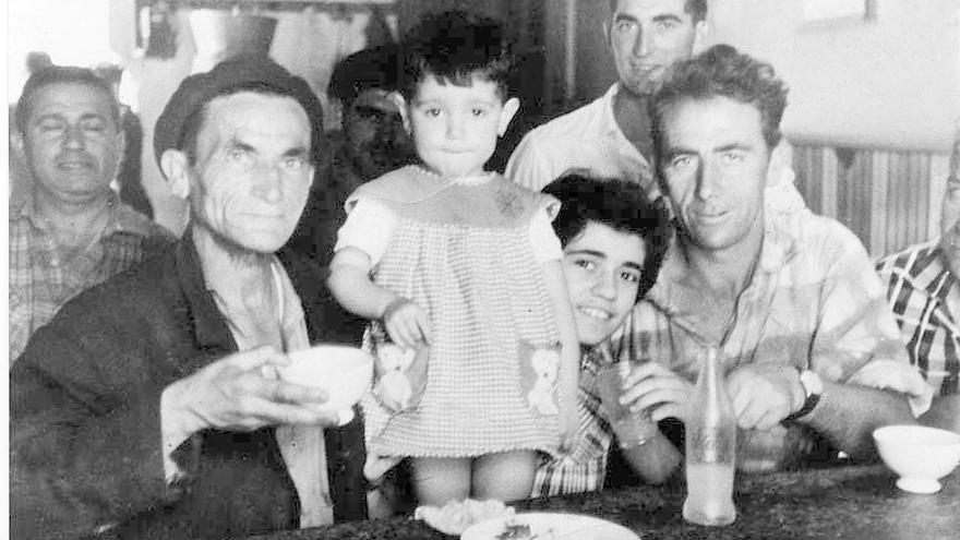 Unha imaxe na coñecida taberna do Buriño, no ano 1961, rodeado de xente e cunha pequena