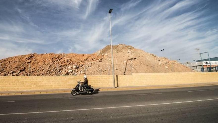 Urbanismo expedienta las obras del tanatorio por una montaña de tierra