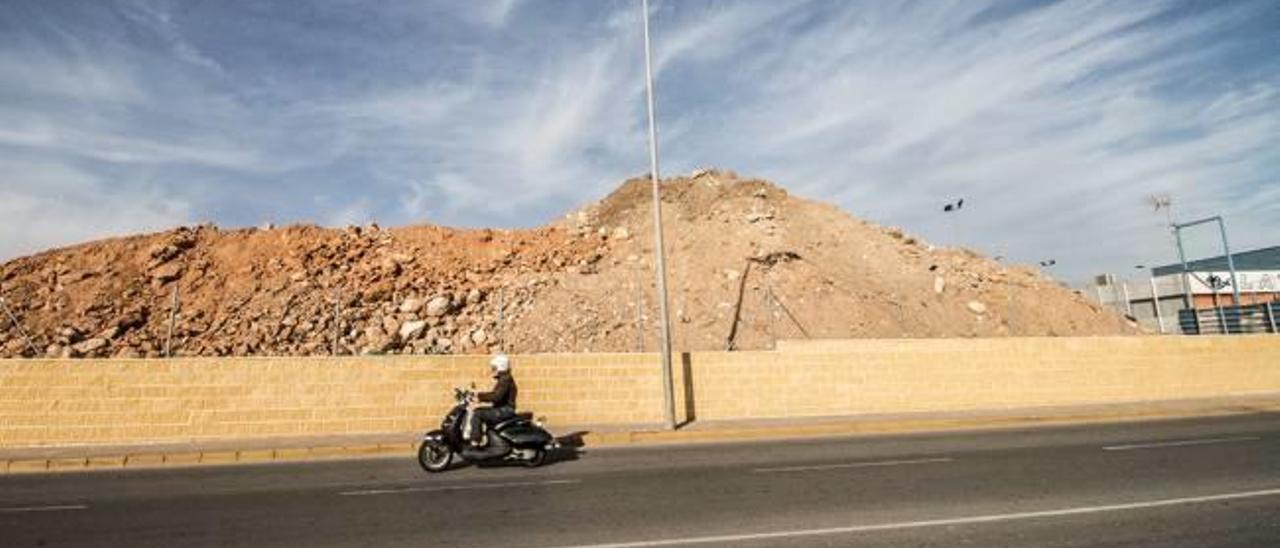 Urbanismo expedienta las obras del tanatorio por una montaña de tierra