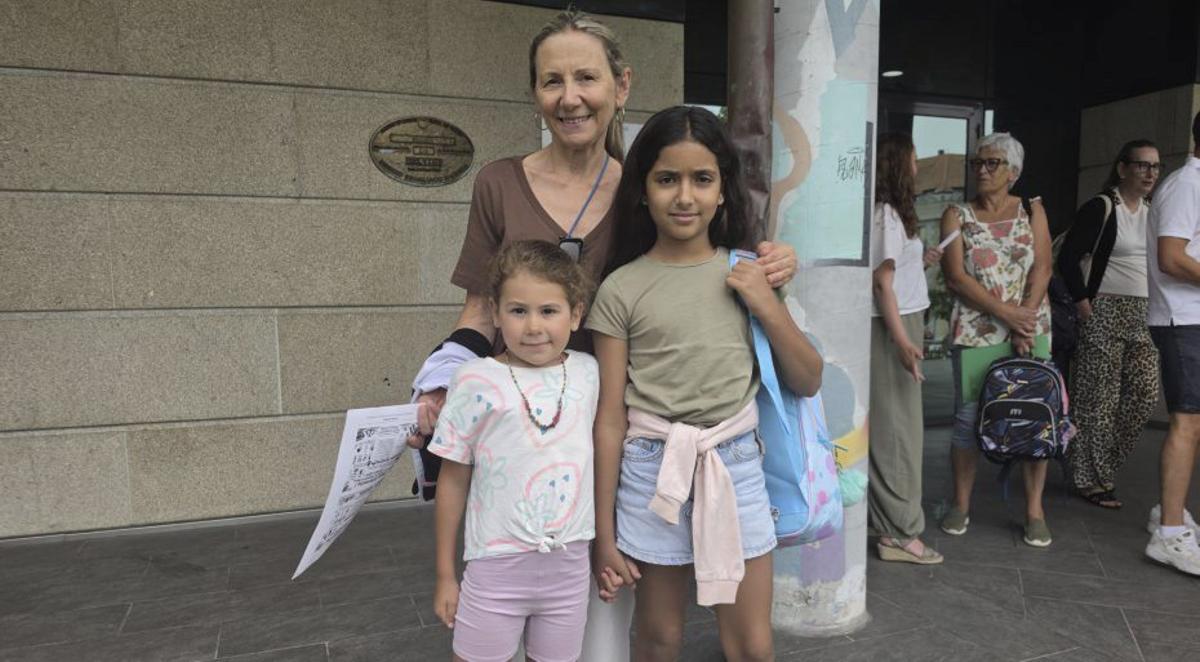 Pilar Santiago con Baraa (Dcha.) y su hija Valentina. | SANTOS ÁLVAREZ