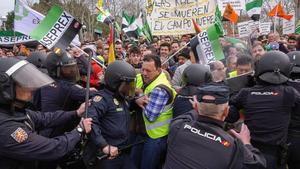 -FOTODELDIA- GRAF758. BADAJOZ, 29/01/2020.- Centenares de agricultores confrontan con miembros de la policía nacional durante una protesta organizada por las organizaciones agrarias UPA-UCE, Asaja Cáceres, Asaja Badajoz, APAG Extremadura ASAJA y COAG en defensa de unos precios justos, coincidiendo con la inauguración de la Feria Internacional Agroexpo en Don Benito, Badajoz, este miércoles. EFE/ Jero Morales