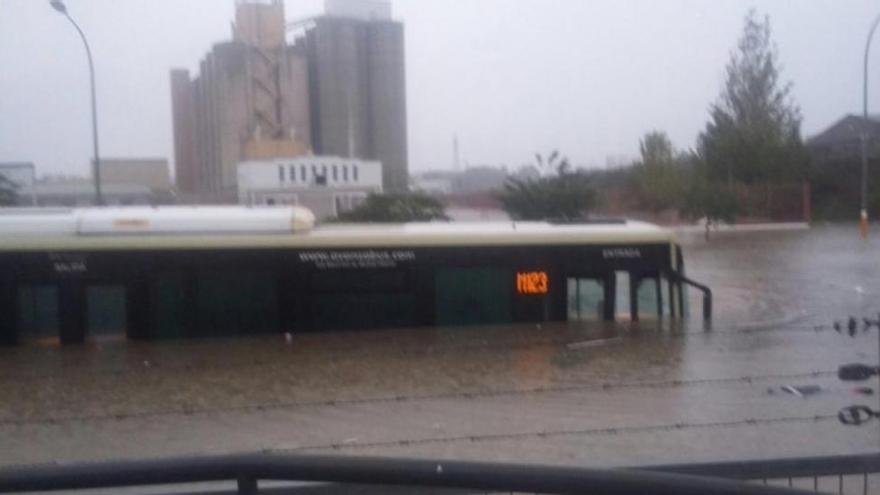 La Guardia Civil busca a vecinos en los tejados por  las inundaciones en Málaga