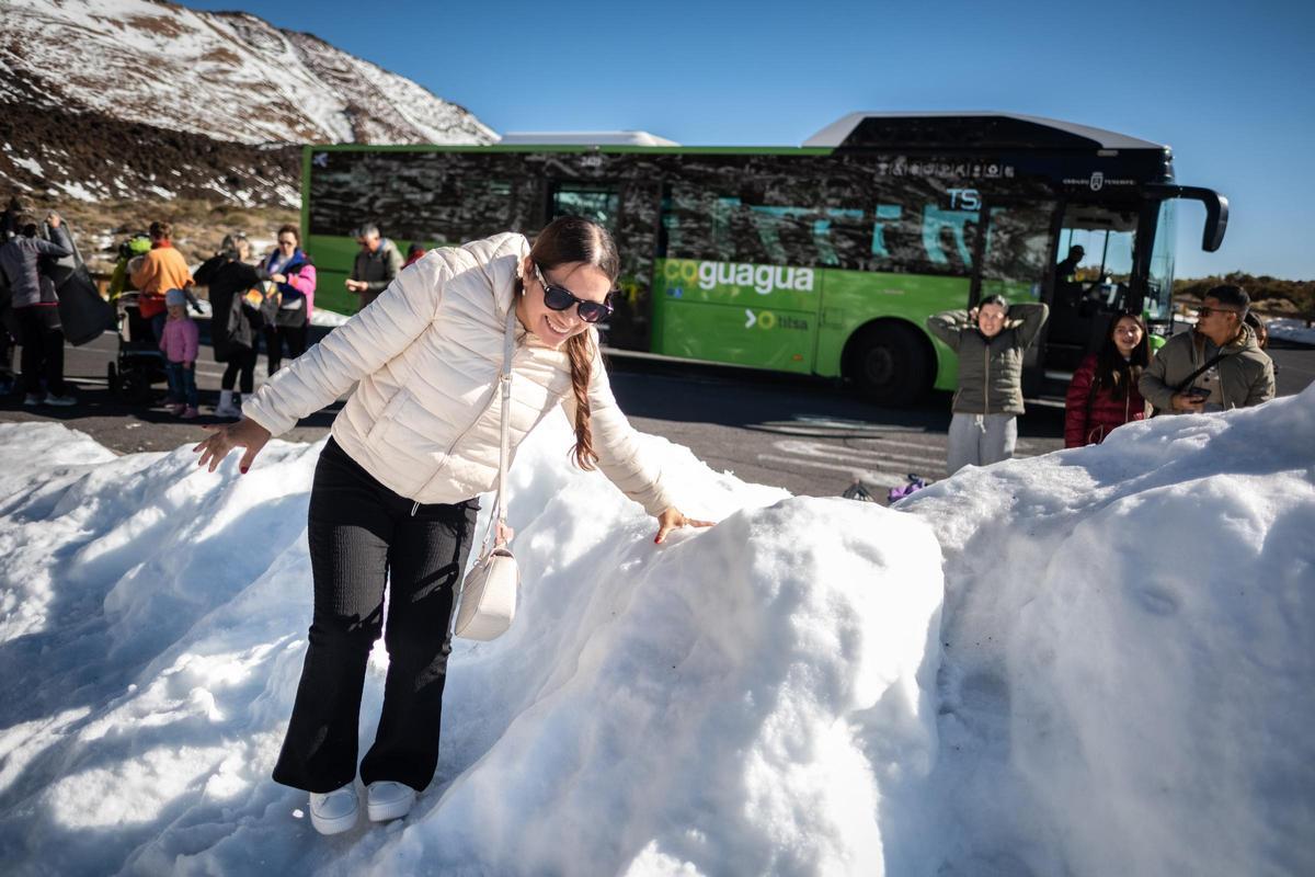 Una joven durante el Operativo Nevada del pasado 20 de diciembre en el Teide