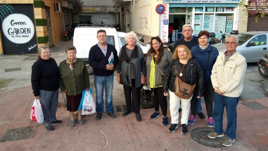 Vecinos y dirigentes vecinales, esta semana delante del tramo que les impide acceder con normalidad a su bloque.