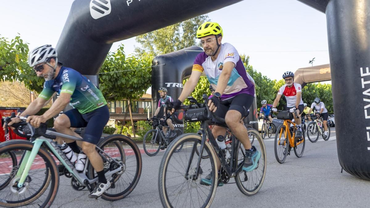 Un grup de ciclistes emprèn la marxa