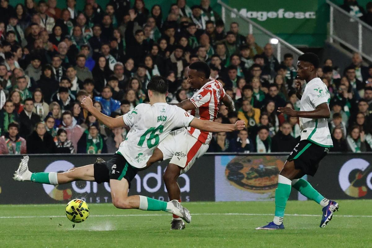 El partido entre el Racing de Santander y el Sporting, en imágenes