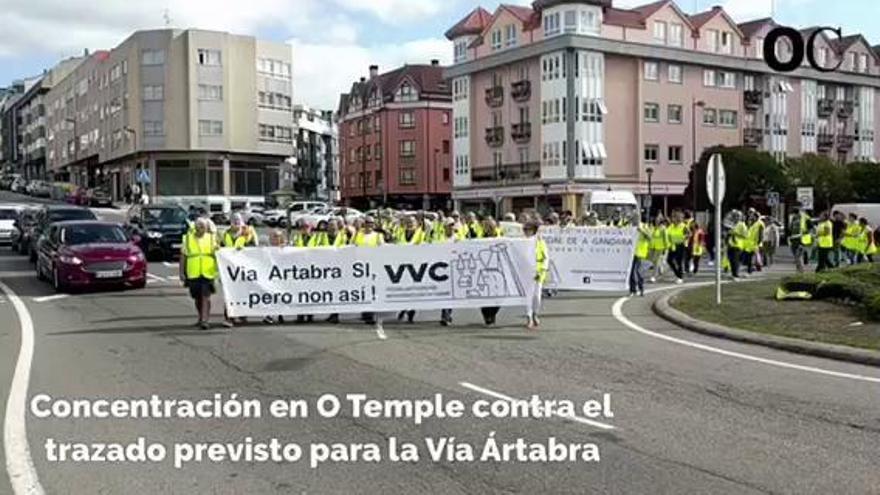 Un centenar de vecinos se concentran en O Temple para protestar contra el trazado de la Xunta para conectar este vial con la AP-9