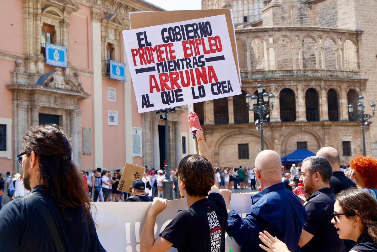 Los autónomos valencianos toman el centro de València para reclamar una legislación propia Los autónomos valencianos toman el centro de València para reclamar una legislación propia