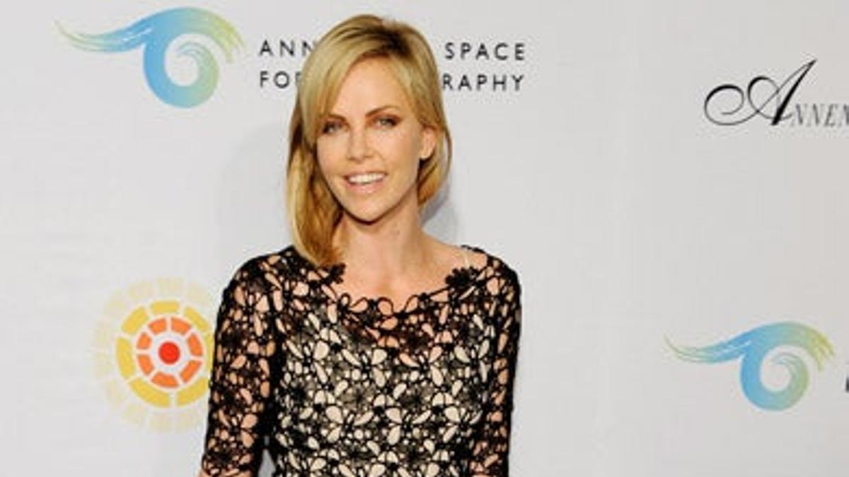 Charlize Theron muy guapa y solidaria