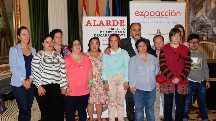 Alarde presenta su nuevo calendario solidario, con un precio de 6 euros