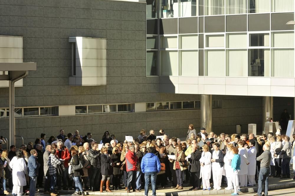 Protesta de los empleados del hospital por el despido de dos trabajadores de la cafetería